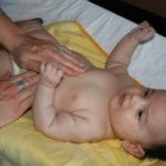 بالصور عمل مساج الأطفال للتخلص من الغازات