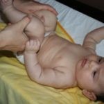 بالصور عمل مساج الأطفال للتخلص من الغازات