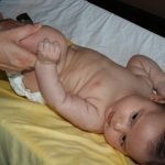 بالصور عمل مساج الأطفال للتخلص من الغازات