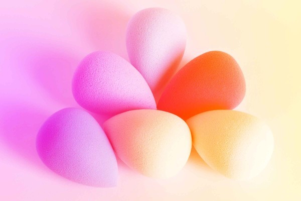 حيل تساعدك في تثبيت المكياج طول اليوم