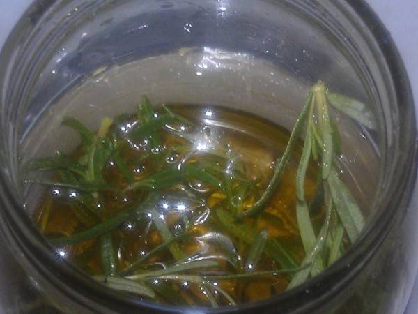 كيفية تقوية الشعر بزيت أكليل الجبل