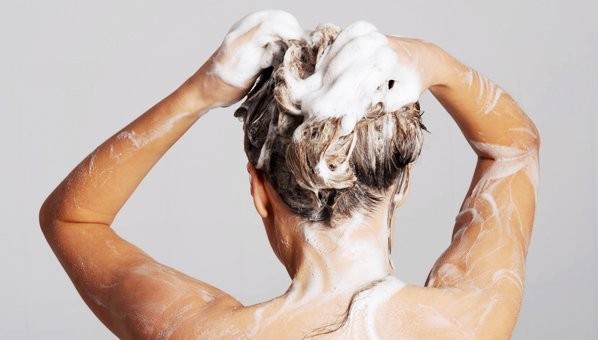 هل غسل الشعر كل يوم شئ صحي ؟