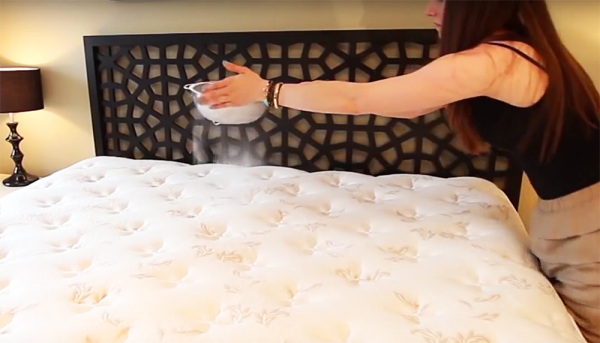 ماذا سيحدث لو قمت برش صودا الخبز علي فراش السرير