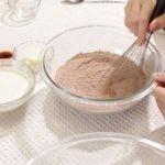 عمل دونات الشيكولاتة بالصور