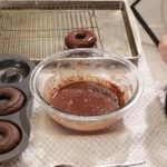 عمل دونات الشيكولاتة بالصور