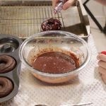 عمل دونات الشيكولاتة بالصور