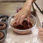 عمل دونات الشيكولاتة بالصور