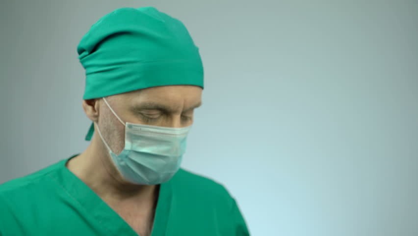 لماذا يرتدي الأطباء والممرضات ملابس خضراء في غرف العمليات ؟ لماذا يرتدي الأطباء والممرضات ملابس خضراء في غرف العمليات ؟