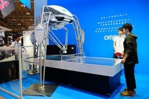 اول انسان آلي مدرب لتنس الطاولة