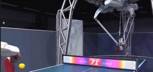 اول انسان آلي مدرب لتنس الطاولة