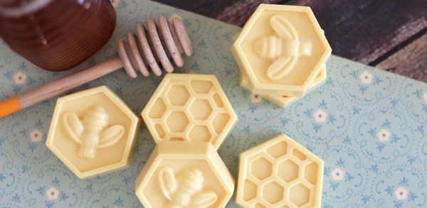 كيفية عمل صابون العسل لتنظيف البشرة وإزالة التجاعيد في البيت