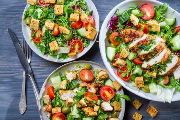 طريقة عمل سلطة السيزر بالدجاج الشهية والمتكاملة غذائيا