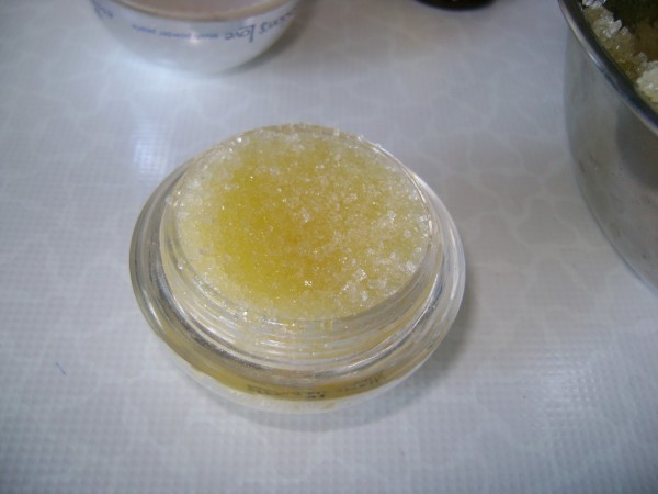 تجهيز مقشر للجسم بالصور من أجل نعومة وبياض ناصع