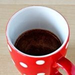 عمل كيكة الشيكولاتة في المج في خمس دقائق بالصور