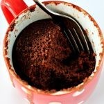 عمل كيكة الشيكولاتة في المج في خمس دقائق بالصور