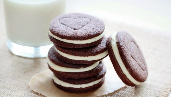 عمل بسكويت أوريو في المنزل بالصور