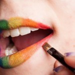كيف تقومي بوضع الروج بألوان قوس قزح