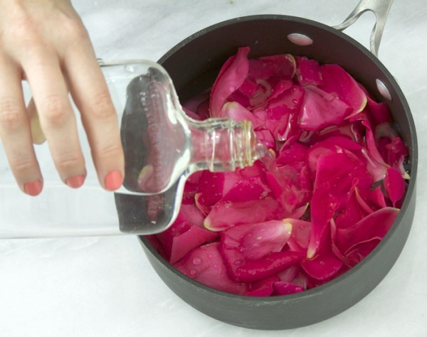 طريقة عمل ماء الورد بالمنزل