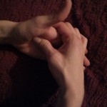 علاج فوري وسريع: تدليك اليد والأصابع لتخفيف الألم بالصور