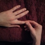 علاج فوري وسريع: تدليك اليد والأصابع لتخفيف الألم بالصور