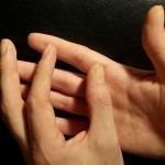 علاج فوري وسريع: تدليك اليد والأصابع لتخفيف الألم بالصور