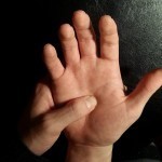 علاج فوري وسريع: تدليك اليد والأصابع لتخفيف الألم بالصور