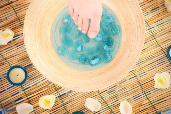 نقع القدمين في غسول الفم يعالج الكثير من مشاكل القدم