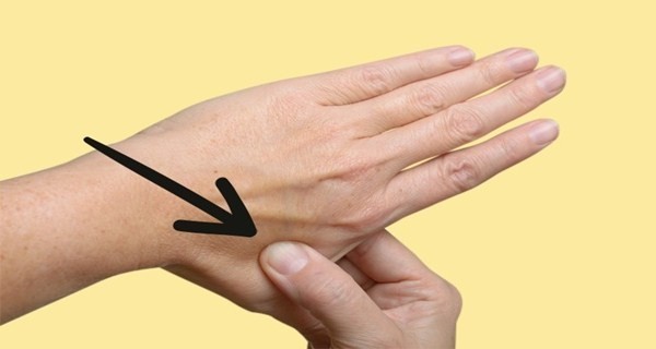 العلاج بالضغط في هذه المنطقة للتخلص من الصداع والتوتر في 30 ثانية