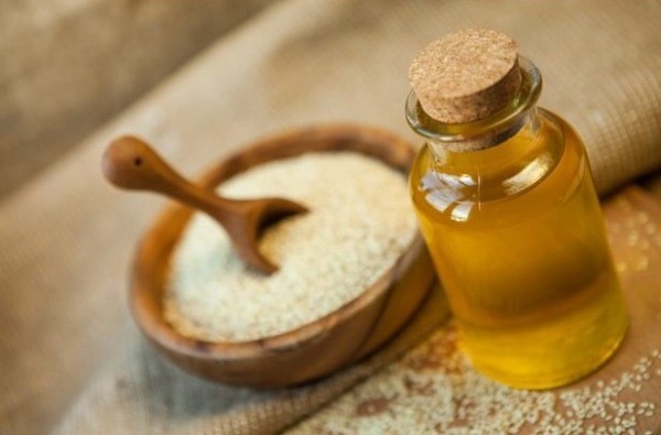 فوائد زيت السمسم للشعر ١٢ فائدة مذهلة فوائد زيت السمسم للشعر ١٢ فائدة مذهلة