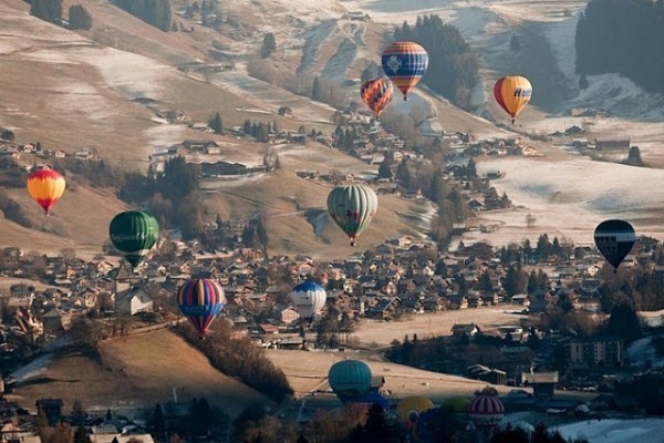 المهرجان الدولي للمناطيد في قرية جبال الألب بسويسرا ’’نظرة رائعة من أعالي جبال القلب ‘‘ المهرجان الدولي للمناطيد في قرية جبال الألب بسويسرا ’’نظرة رائعة من أعالي جبال القلب ‘‘