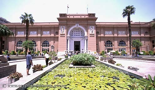 مقتنيات من داخل المتحف المصري منذ الاف السنين مقتنيات من داخل المتحف المصري منذ الاف السنين