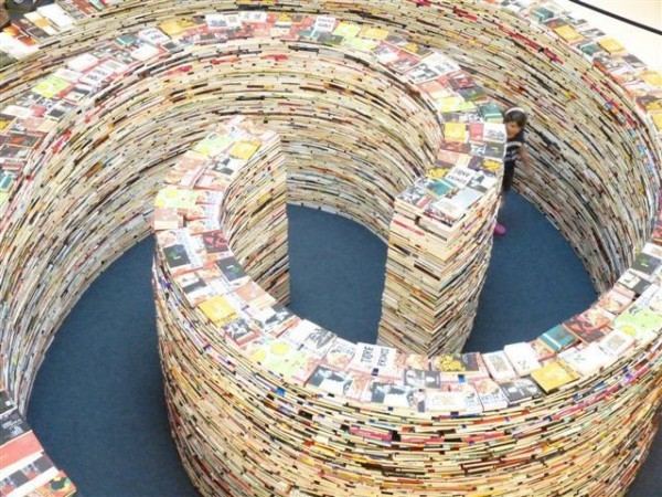 متاهة كبيرة في لندن مصنوعة من 250,000 كتاب !! متاهة كبيرة في لندن مصنوعة من 250,000 كتاب !!