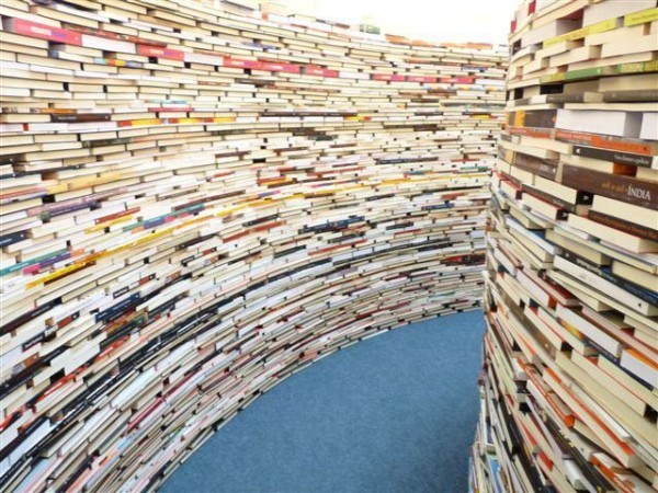 متاهة كبيرة في لندن مصنوعة من 250,000 كتاب !! متاهة كبيرة في لندن مصنوعة من 250,000 كتاب !!