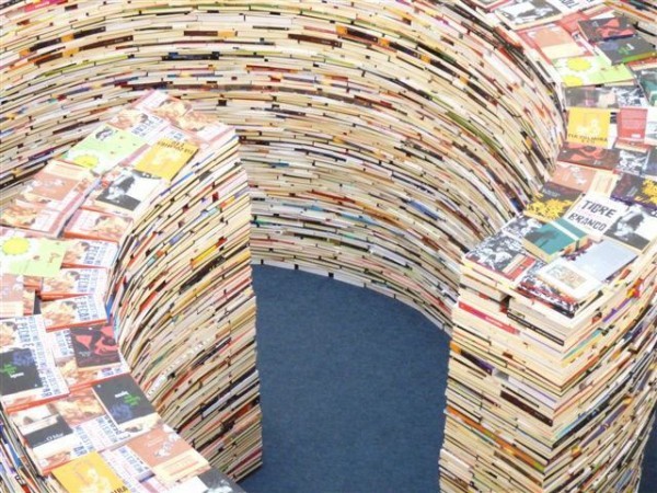 متاهة كبيرة في لندن مصنوعة من 250,000 كتاب !! متاهة كبيرة في لندن مصنوعة من 250,000 كتاب !!