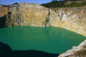بحيرات فوهة البركان ثلاثية الألوان بحيرات فوهة البركان ثلاثية الألوان
