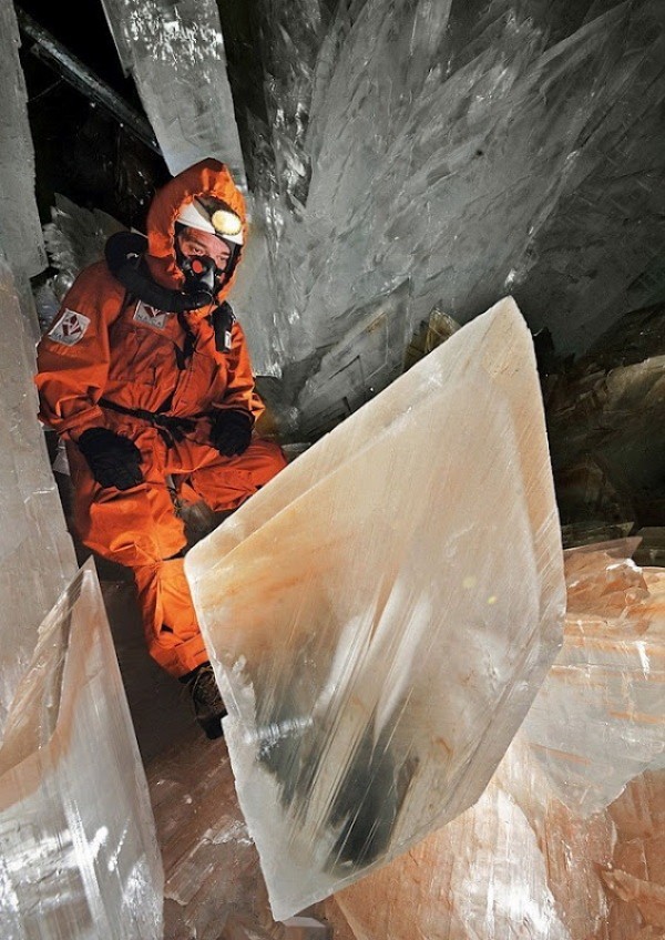 كهف الكريستال العملاق في الصحراء المكسيكية