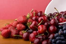 10 أطعمة تجعلك تبدين أصغر سنًا 10 أطعمة تجعلك تبدين أصغر سنًا