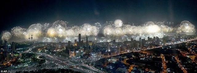 دخول الكويت موسوعة غينس للأرقام القياسية في اليوبيل الذهبي للألعاب النارية دخول الكويت موسوعة غينس للأرقام القياسية في اليوبيل الذهبي للألعاب النارية