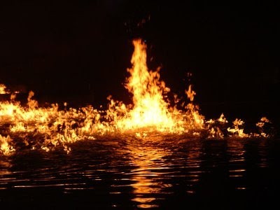 هل سألت نفسك يوما لماذا لايحترق الماء ؟