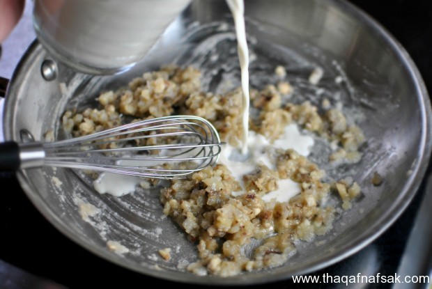 حساء المشروم اللذيذ بالكريمة الغنية.