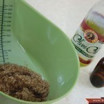 تنعيم الجسم بمقشر من السكر البني