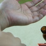 تنعيم الجسم بمقشر من السكر البني