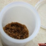 تنعيم الجسم بمقشر من السكر البني