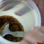 تنعيم الجسم بمقشر من السكر البني