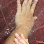 تنعيم الجسم بمقشر من السكر البني