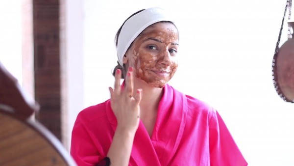 فوائد واستخدامات العسل للبشرة الدهنية