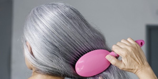 ١٠ طرق منزلية من الخبراء مفيدة في علاج شيب الشعر ١٠ طرق منزلية من الخبراء مفيدة في علاج شيب الشعر