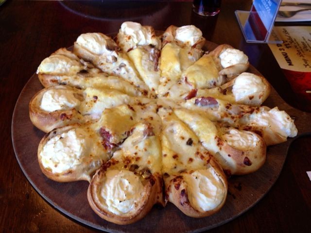 طريقة عمل بيتزا كراون كرست بالصور والخطوات أستمتع بها