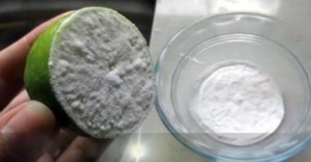 وضع صودا الخبز علي الليمون للحصول علي بشرة متألقة