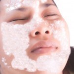 صنفرة البشرة بزيت الخروع والملح